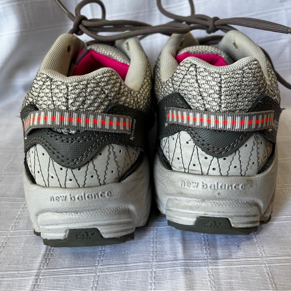 New Balance Gray and Pink Trail Sneakers Women's 9 Outdoor Hiking Running - Picture 5 of 14